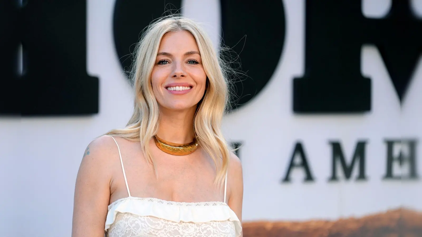Sienna Miller ist zum dritten Mal Mutter geworden. (Archivbild) (Foto: Chris Pizzello/Invision/AP/dpa)