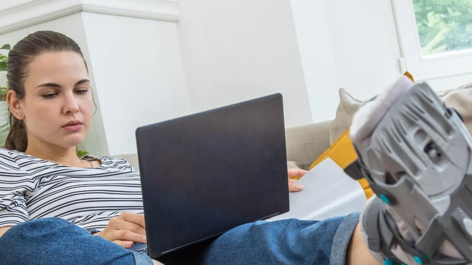 Lohnfortzahlung, Krankengeld oder Verletztengeld: Wie sind Betroffene nach einem Arbeits- oder Wegeunfall finanziell abgesichert? (Foto: Christin Klose/dpa-tmn)