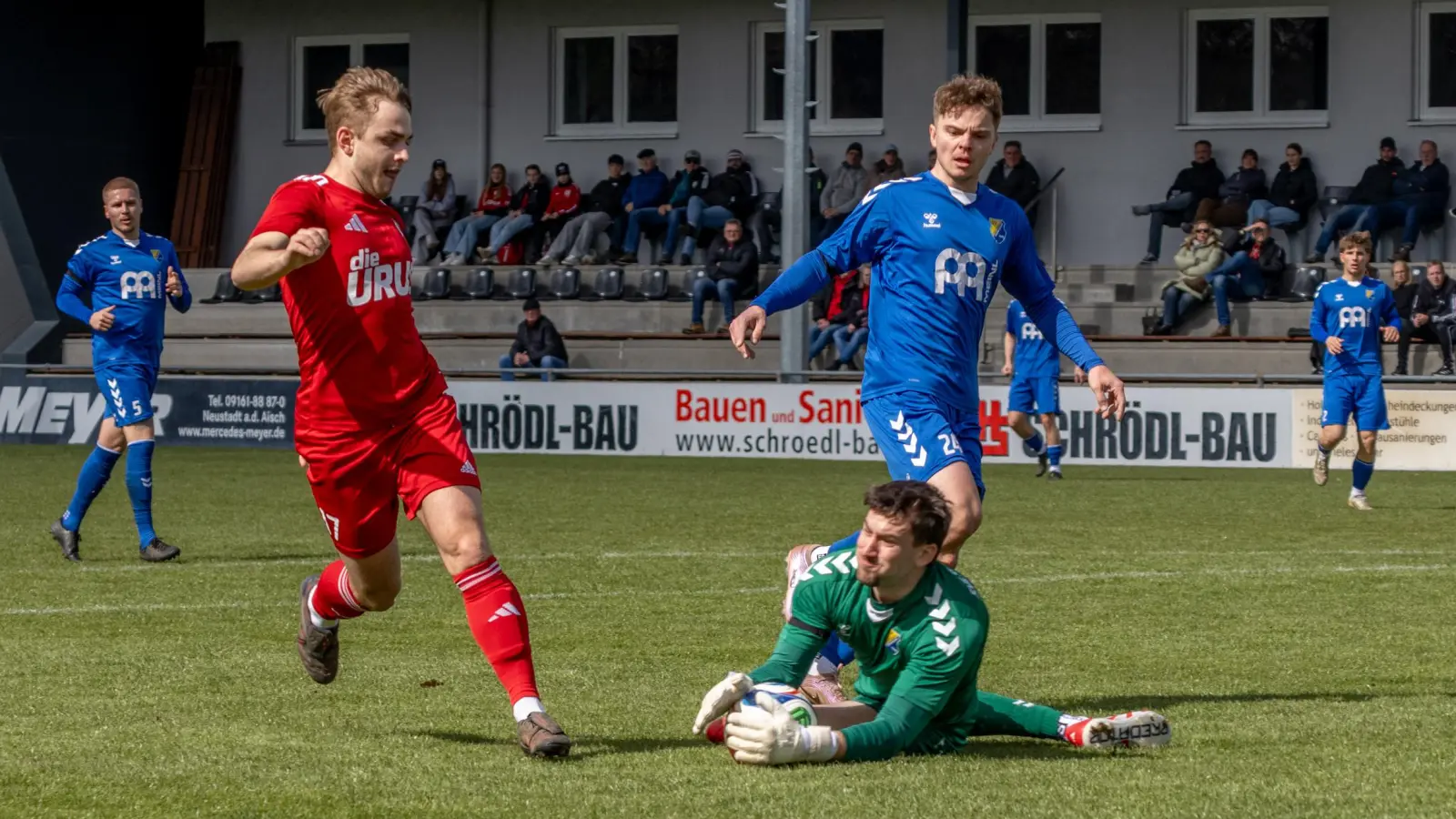 Stefan Brechtelsbauer (links) erzielte zwei Tore für Unterreichenbach in Gutenstetten. Hier bleibt SVG-Torhüter Nicolas Hurler Sieger. Teamkollege Ajdin Kahrimanovic schaut zu. (Foto: Markus Zahn)