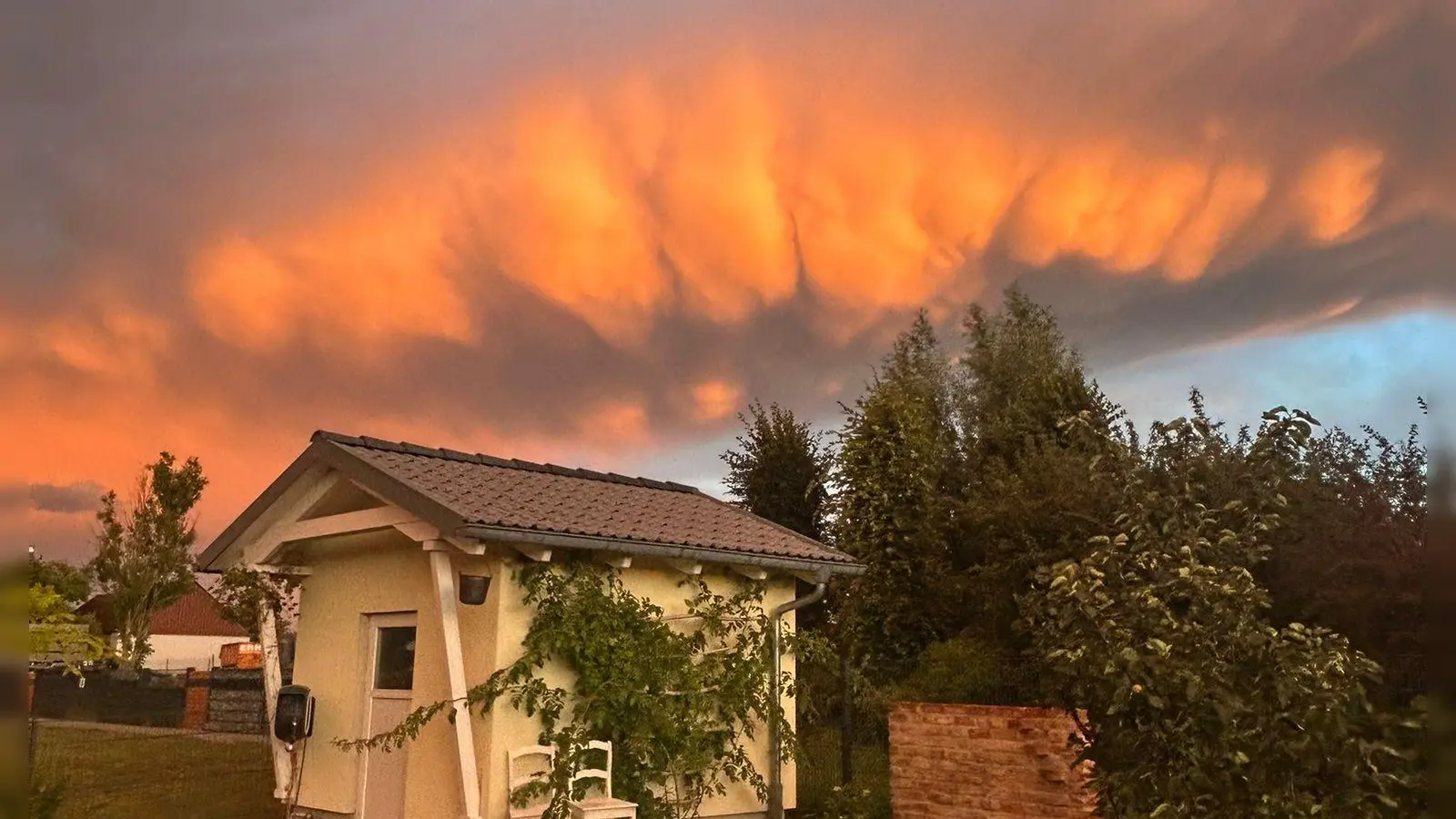 Beeindruckende orange Wolkenformationen über dem Landkreis Ansbach. (Foto: Michael Schalt)
