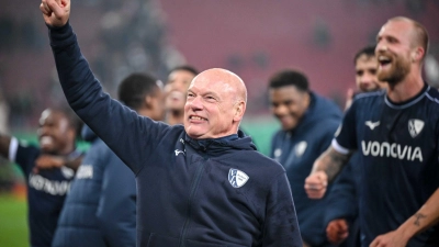 Geschafft: Trainer Uwe Rösler ballt vor dem Bochumer Fanblock jubelnd die Faust.  (Foto: Harry Langer/dpa)