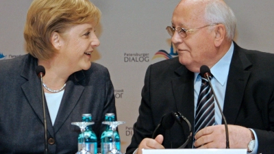 Die damalige Bundeskanzlerin Angela Merkel (CDU) und der ehemalige russische Präsident Michail Gorbatschow bei den deutsch-russischen Regierungskonsultationen im Oktober 2007. (Foto: epa Mikhail Klimentyev/epa/dpa)