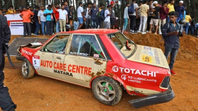 Einer der Unfallwagen beim Autorennen Fox Hill Supercross in Sri Lanka. (Foto: STR/AP)