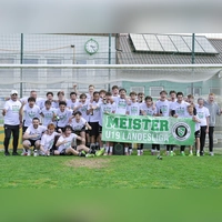 Die U19 der SpVgg Ansbach, Meister der Landesliga Nord: (hintere Reihe von links) Co-Trainer Karl-Heinz Knetsch, Co-Trainer Arthur Reim, Max Gollisch, Moritz Brehm, Tim Lierhammer, Noah Wurm, Julius Ott, Oliver Eze, Leo Krusche, Leon Grimm, Roman Satoloka, Timo Göllner, Fabio Bologna, Tim Müller, Dennis Stauber, Fabio Mehringer, Lukas Wiedenhöfer, Leon Stauber, Jonas Reim, Fabian Filbig, Marianne Knetsch, Constantin Prosch, (mittlere Reihe, von links) Diego Collura, Elias Reim, Erion Asllani, Christopher Krez, (vordere Reihe, von links) Trainer Jonas Langer, Michael Stöber und Luke Leipold. (Foto: Martin Rügner)