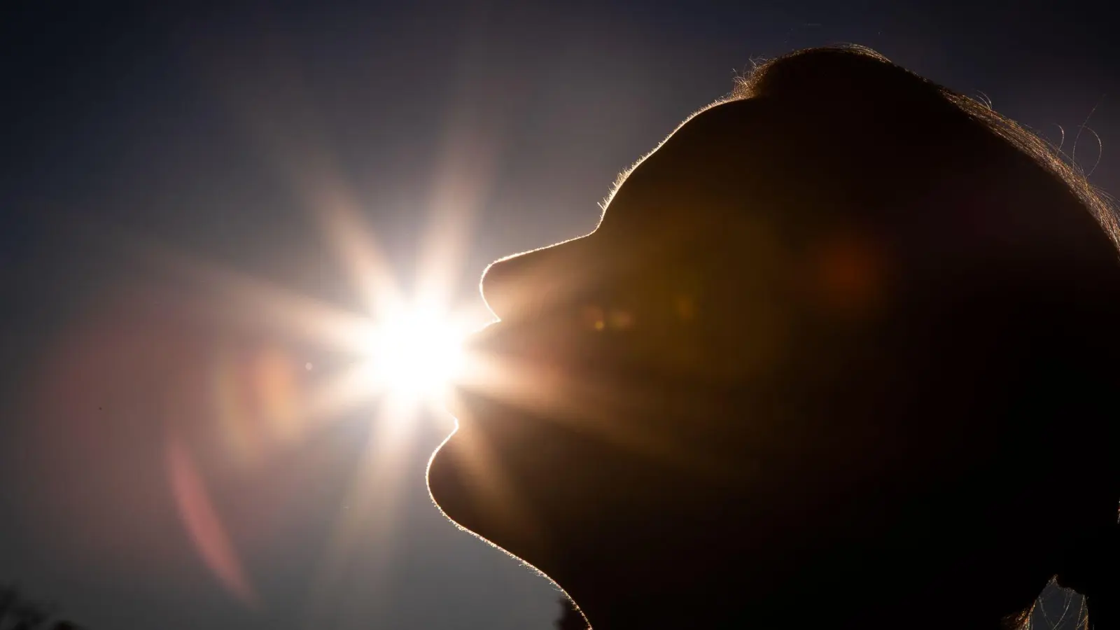 Über die Haut wird ein Großteil von Vitamin D im Körper gebildet. (Symbolbild) (Foto: Friso Gentsch/dpa)