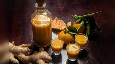 Der Ingwer für den Mandarinen-Ingwer-Shot wird zweimal gepresst und entwickelt dadurch eine besondere Schärfe.  (Foto: Doreen Hassek/dpa-tmn)