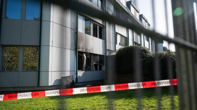 An der Fassade der geplanten Asylunterkunft sind Brandspuren und eingeworfene Fenster zu sehen. (Foto: Paul Glaser/dpa)