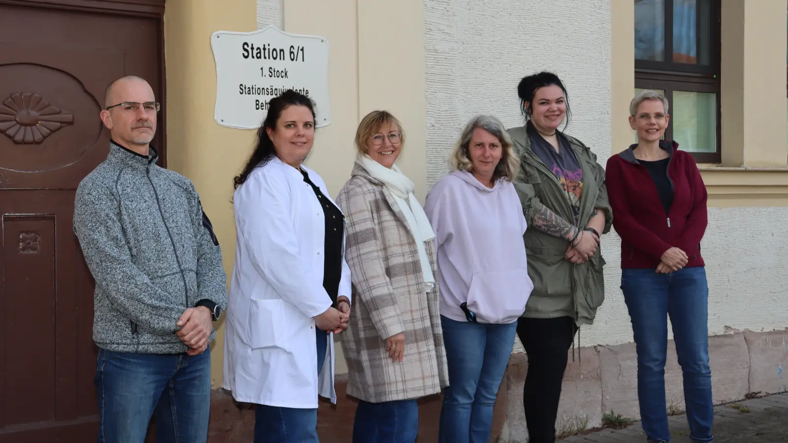 Zum Team der stationsäquivalenten Behandlung gehören unter anderem (von links) Krankenpfleger Martin Merk, Oberärztin Birgit Konopka, die Krankenschwestern Annette Heidingsfelder und Mareike Wirth, Ergotherapeutin Annika Kötzel und die Psychologin Dr. Silke Scheer. (Foto: Thomas Schaller)