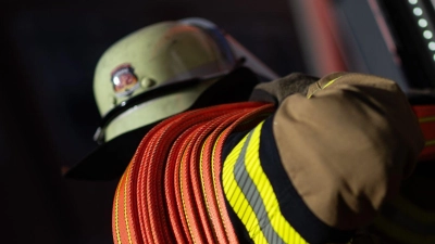Die Feuerwehr war mehrere Stunden lang mit den Löscharbeiten beschäftigt. (Symbolbild) (Foto: Marijan Murat/dpa)