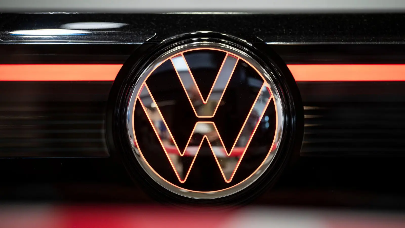 Allein VW ruft in Deutschland knapp 900.000 Autos vorsorglich zurück. (Archivbild)  (Foto: Hannes P. Albert/dpa)
