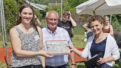 Die Leiterin der Tagesstätte, Verena Nusselt (von links), dritter Bürgermeister Johann Heller und Bürgermeisterin Dorina Jechnerer bei der Einweihungsfeier in Elbersroth. (Foto: Günther Holzinger)