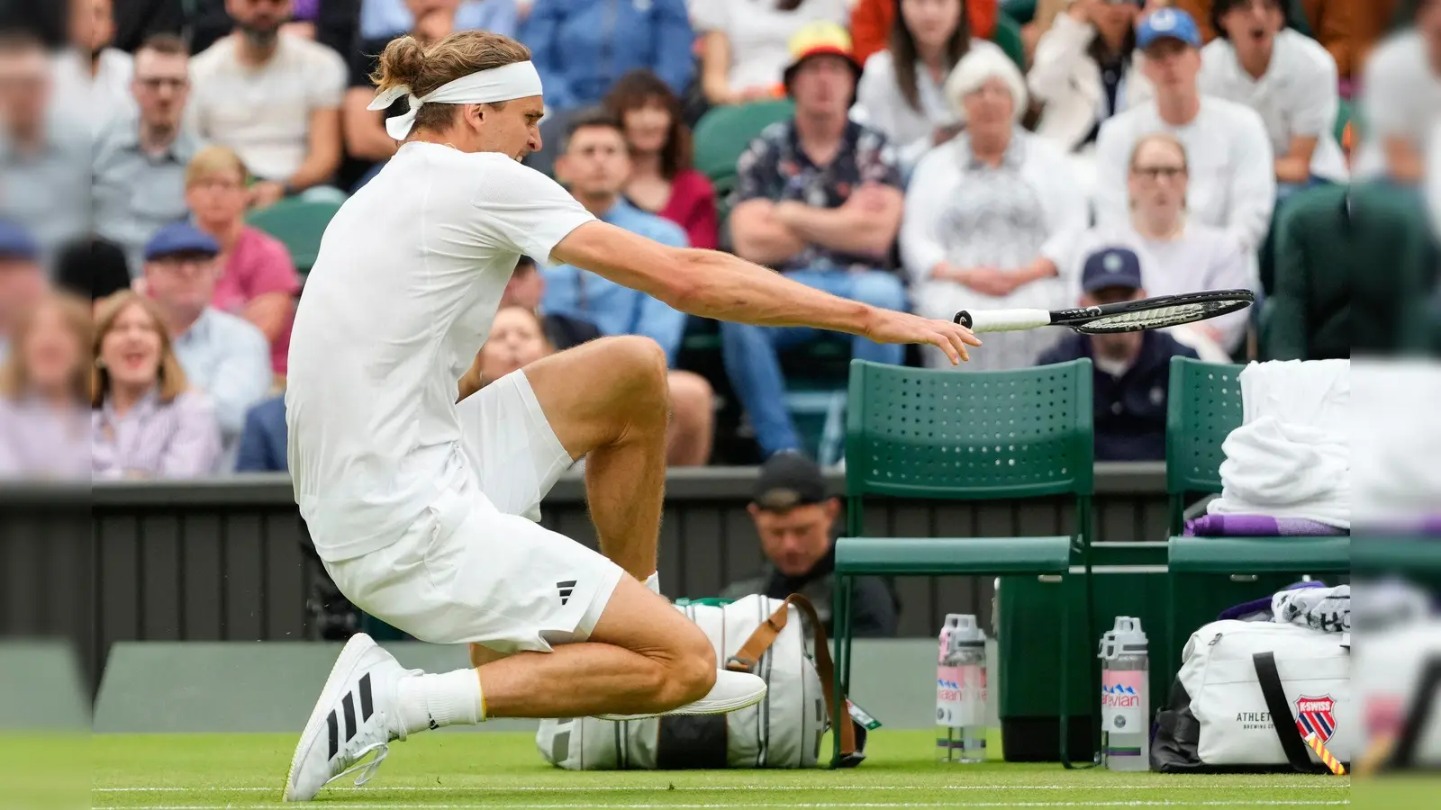 Kurzer Schreckmoment: Alexander Zverev rutscht aus. (Foto: Kirsty Wigglesworth/AP/dpa)