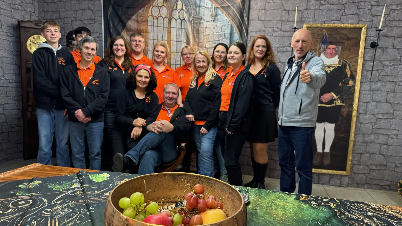 Mit Freude bei der Sache: Die Akteurinnen und Akteure der Theatergruppe „Klappe“ Wilburgstetten mit Regisseur Peter Cahn (rechts). (Foto: Uwe Hahn)