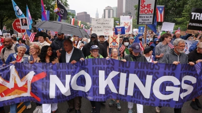 Das Motto der Proteste lautet „No Kings“ (Keine Könige). (Foto: Yuki Iwamura/FR171758 AP/dpa)
