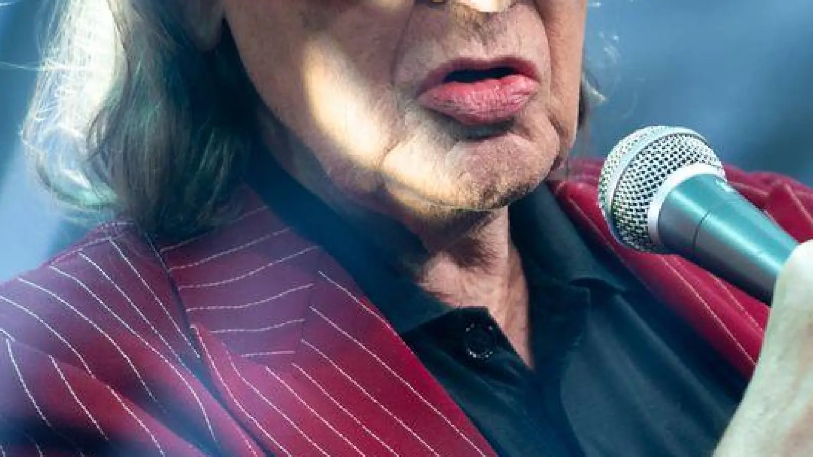 Udo Lindenberg steht bei der Eröffnungsfeier zu seiner Ausstellung auf der Bühne und singt. (Foto: Fabian Strauch/dpa)
