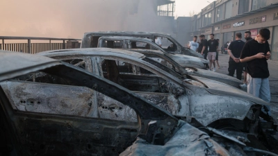 Mehrere Autos verbrannten in den Feuern.  (Foto: Murat Kocabas/SOPA Images via ZUMA Press Wire/dpa)