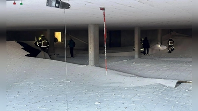 Die Trockenbaudecke der Tiefgarage einer Schule ist auf die gesamte Parkfläche gefallen, der Schaden ist erheblich.  (Foto: -/Landratsamt Dachau/dpa)