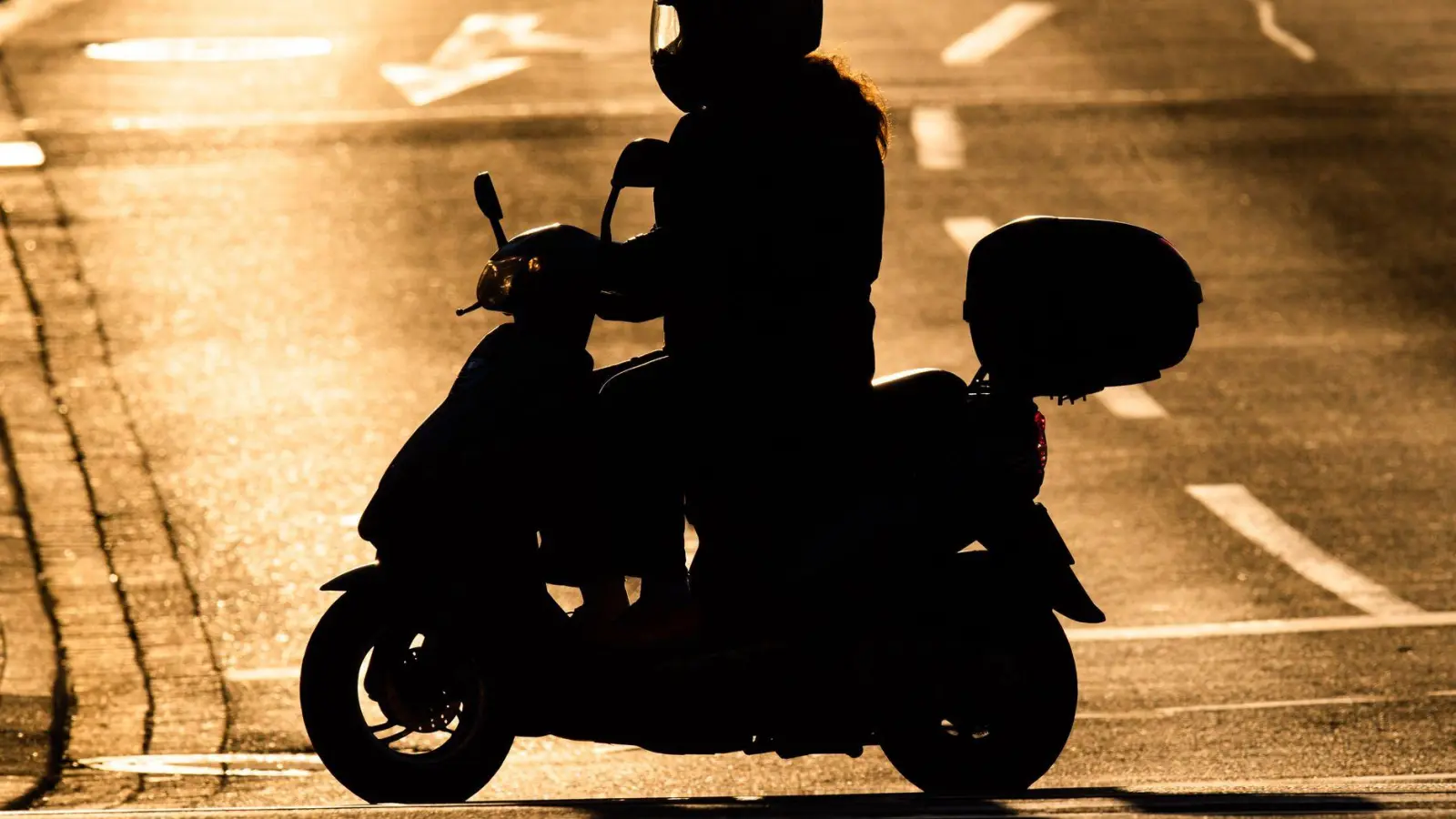 Idylle und Freiheit auf dem Motorroller? Mag sein, aber auf dem Zweirad kann es auch plötzlich sehr gefährlich werden. (Foto: Julian Stratenschulte/dpa/dpa-tmn)