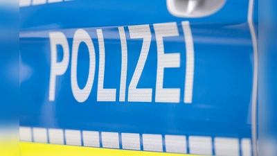 Nach dem Umkippen eines vollbeladenen Betonmischers im Asbach-Bäumenheimer Ortsteil Hamlar muss die schnell trocknende Masse mit Baggern mühsam ausgehoben werden. (Symbolbild) (Foto: Boris Roessler/dpa)