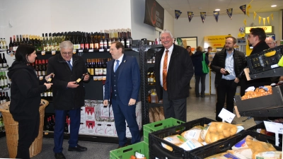 Anna Ebener, eine der Geschäftsführerinnen des Dorfladens, präsentierte Landrat Helmut Weiß und dessen Stellvertreter Hans Herold regionale Produkte. Darunter befand sich auch der „Streng-Wein“ – ein Verkaufsschlager nach ihren Worten. Darüber freut sich auch Bürgermeister Reinhard Streng, seines Zeichens ebenso Stellvertreter des Landrats (von links). (Foto: Anita Dlugoß)