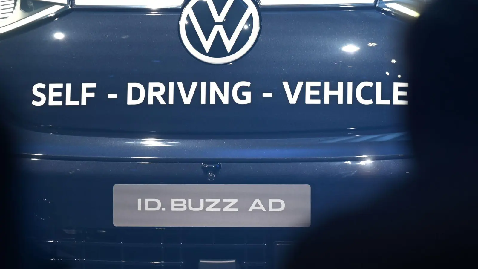 Nach VW-Angaben ist es das erste voll autonom fahrende Serienfahrzeug aus europäischer Produktion. (Foto: David Hammersen/dpa)