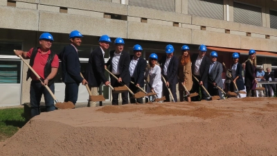 Symbolischer Spatenstich für Bauabschnitt 5 am Klinikum Ansbach: (von links) Wilhelm Hochthanner vom Personalrat, Landtagsabgeordneter Martin Stümpfig, OB Thomas Deffner, Landrat Dr. Jürgen Ludwig, Gesundheitsminister Klaus Holetschek, Chefärztin Catrin Böhner, Klinikvorstand Gerhard Sontheimer, Architektin Anna Bill, Landtagsabgeordneter Andreas Schalk, Freundeskreis-Vorsitzender Klaus Dieter Breitschwert, Pflegedirektorin Manuela Herzog-Wehrer und Kaufmännische Direktorin Nina Meszmer. (Foto: Eckard Dürr)