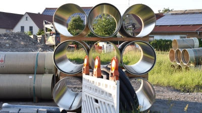 Vielerorts lagern und lagerten zuletzt Kanäle und warteten auf ihren Einbau, wie hier in Oberscheinfeld. Damit die Kommunen bei Wasser und Abwasser auf aktuellem Stand bleiben, unterstützt der Freistaat derartige Maßnahmen mit Fördergeldern. (Archivbild: Andreas Reum)