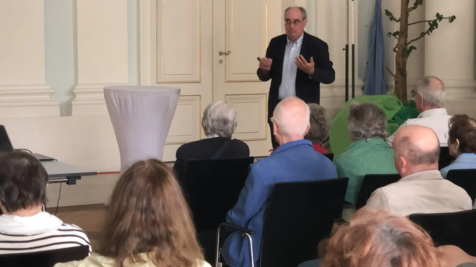 Historiker Alexander Biernoth schildert anschaulich die lange Geschichte des Hofgartens mit ihren vielen, unterschiedlichen Einflüssen. (Foto: Florian Pöhlmann)