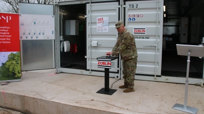 Colonel Aaron J. Southard nimmt die PFAS-Anlage in Betrieb. (Foto: Stefan Neidl)