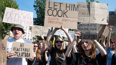 Vor allem junge Leute protestierten in Kiew und anderen Städten gegen die Entlassung des als Reformers geltenden Verteidigungsministers Mychajlo Fedorow.  (Foto: Danylo Antoniuk/AP/dpa)