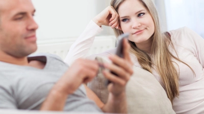 Der Partner schreibt sich minutenlang mit seiner Ex-Freundin hin und her. Das kann bei der neuen Partnerin schnell Eifersucht auslösen.  (Foto: Christin Klose/dpa-tmn)