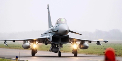 Zwei Eurofighter-Kampfjets erschreckten bei einem Flug über Herrieden im Oktober etliche Anwohnende. (Symbolbild: Hauke-Christian Dittrich/dpa)