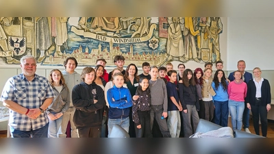 Die Schüler und Schülerinnen aus der Partnerstadt Saint-Yrieix-la-Perche wurden im Rathaus von Vertretern der Stadt empfangen. (Foto: Nicole Paskow)