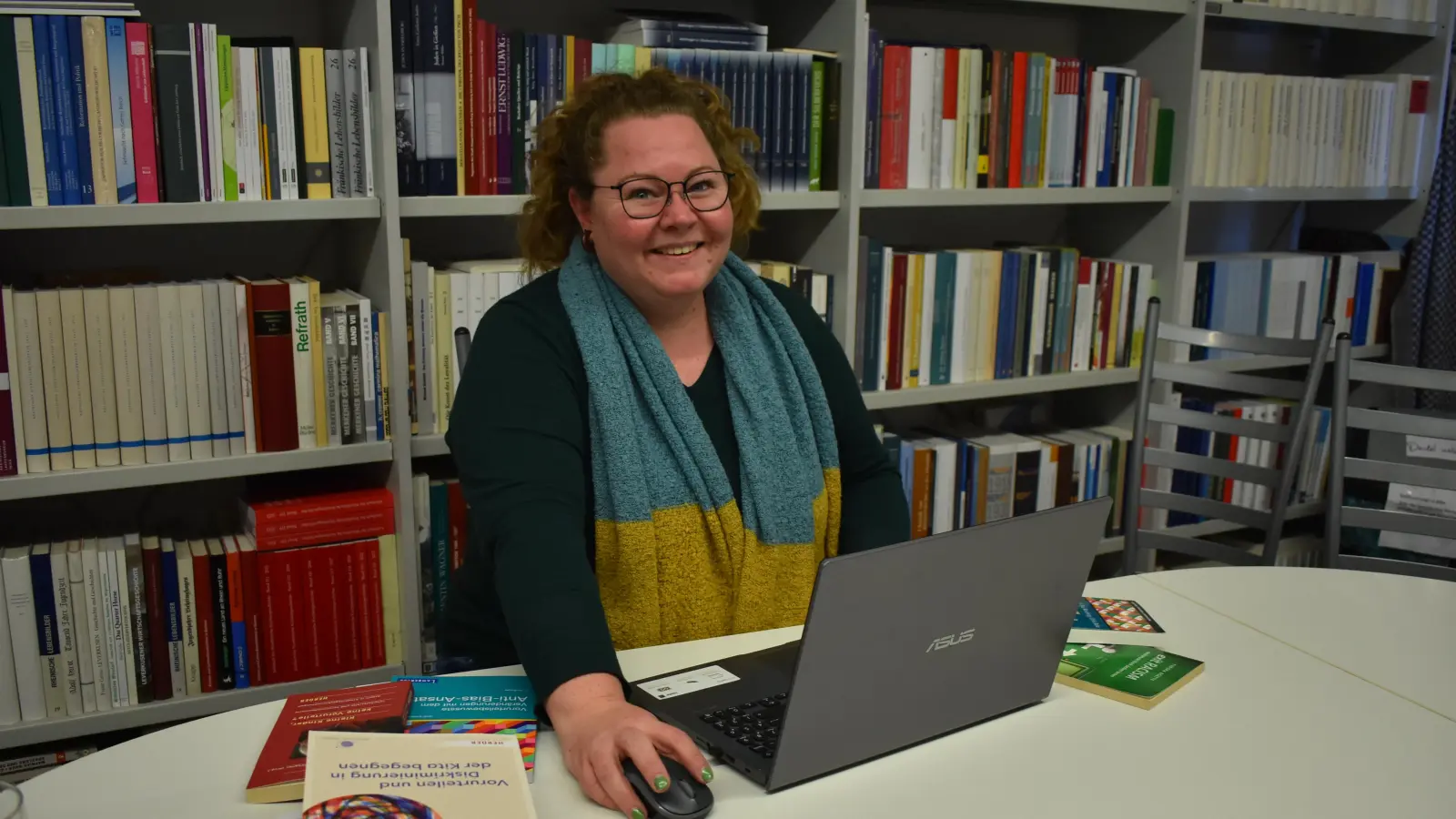 Sozialpädagogin Kathrin Okafor ist Anti-Bias-Trainerin und gibt unter anderem Workshops zum Anti-Bias-Ansatz sowie Fortbildungen rund um den Themenkomplex Diversität. (Foto: Ute Niephaus)