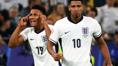 Englands Ollie Watkins (l) jubelt mit Teamkollege Jude Bellingham über seinen Treffer zum 2:1 gegen die Niederlande. (Foto: Friso Gentsch/dpa)