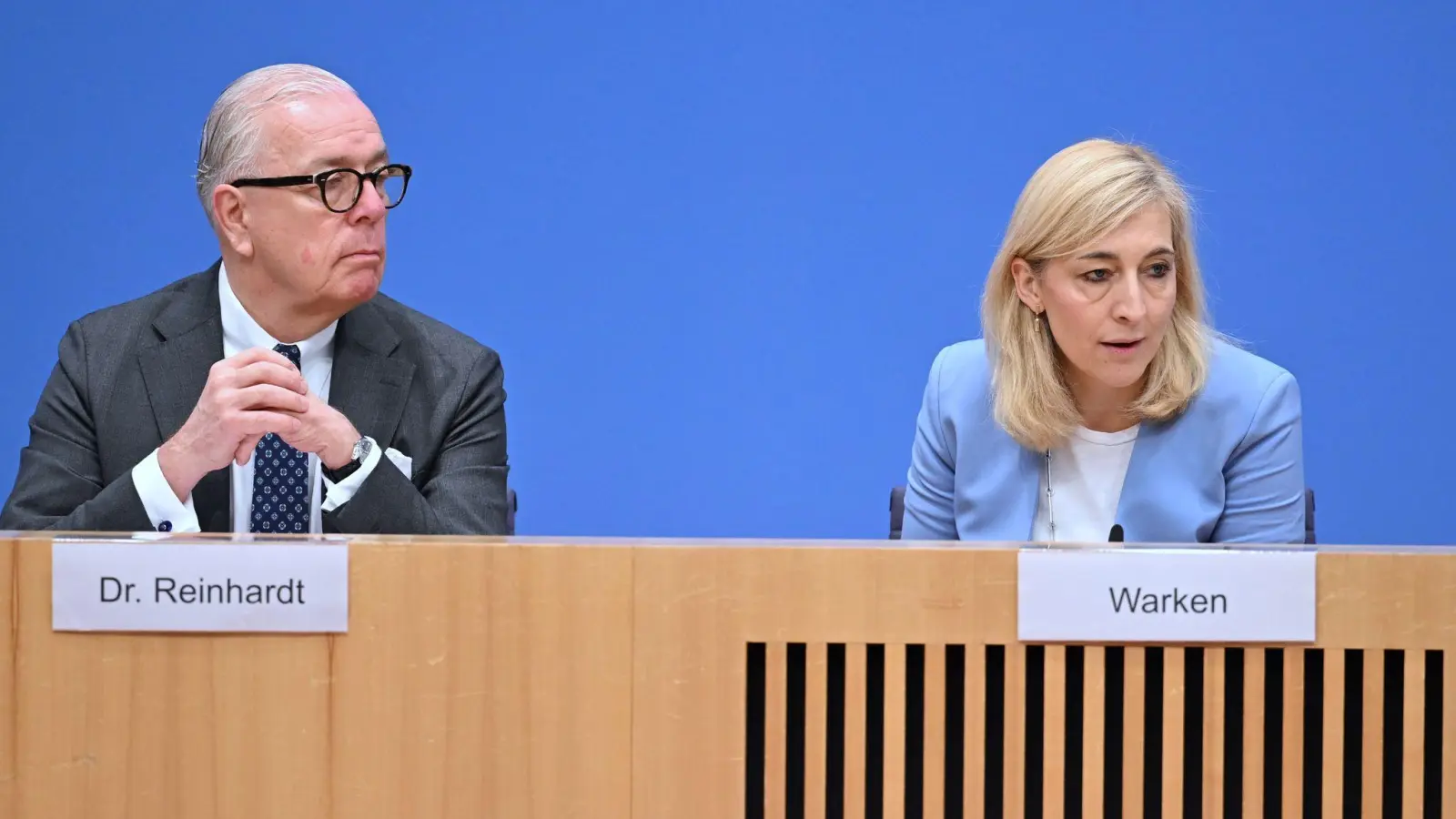 Ärztepräsident Reinhardt begrüßt Ministerin Warken beim Ärztetag - mit Kritik? (Archivbild) (Foto: Soeren Stache/dpa)