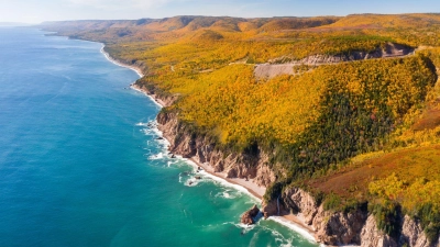 Der Cabot Trail windet sich an der Küste von Cape Breton Island entlang. (Foto: Adam Hill/Destination Cape Breton/dpa-tmn)