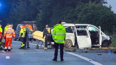 Bei einem Unfall eines Kleinbusses auf der Autobahn 48 bei Koblenz sind in der Nacht drei Menschen tödlich verletzt worden.  (Foto: Daniel Evers/dpa)