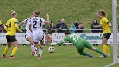 Weinbergs Torhüterin Celia Steinert zeigte einige gute Paraden und einen dicken Fauxpas. Am Ende unterlag ihr SVW (links Nadine Hilkert, rechts Leonie Haberäcker) dem 1. FC Nürnberg (von links die zweifache Torschützin Medina Desic und Klara Svensson Senelius) mit 0:4. (Foto: Martin Rügner)