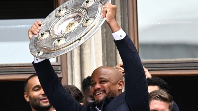 Alles auf null: Vincent Kompany mit der Meisterschale. (Archivbild) (Foto: Sven Hoppe/dpa)