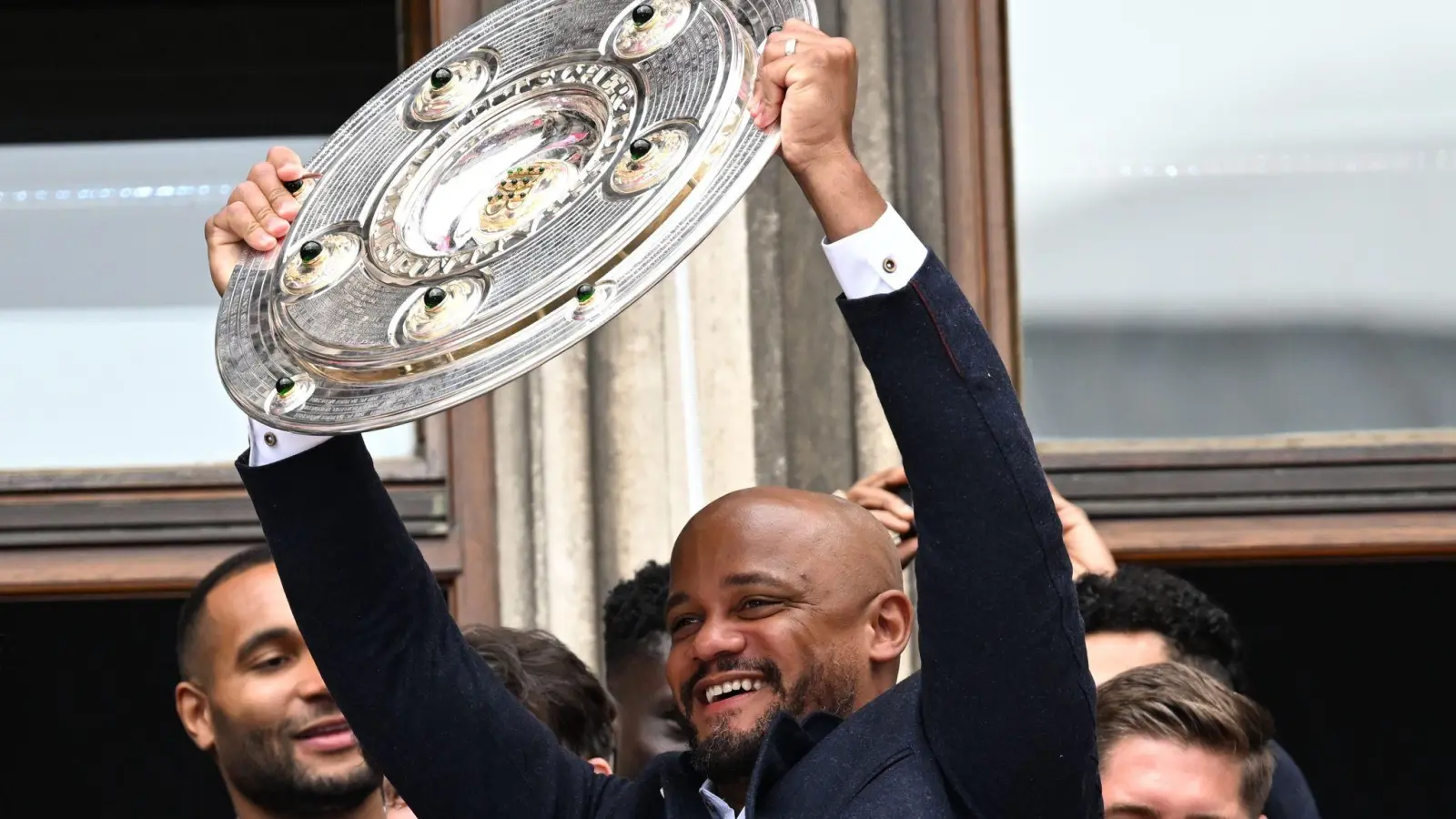 Alles auf null: Vincent Kompany mit der Meisterschale. (Archivbild) (Foto: Sven Hoppe/dpa)