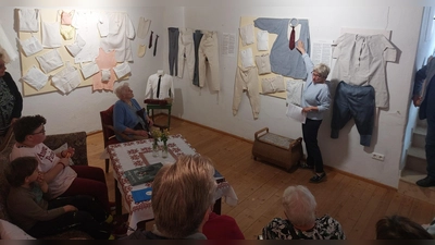 Bei der Ausstellungseröffnung erzählte Museumsleiterin Erika Kränzlein den Besucherinnen und Besuchern etwas zur Kulturgeschichte der Unterwäsche. (Foto: Jürgen Eisen)