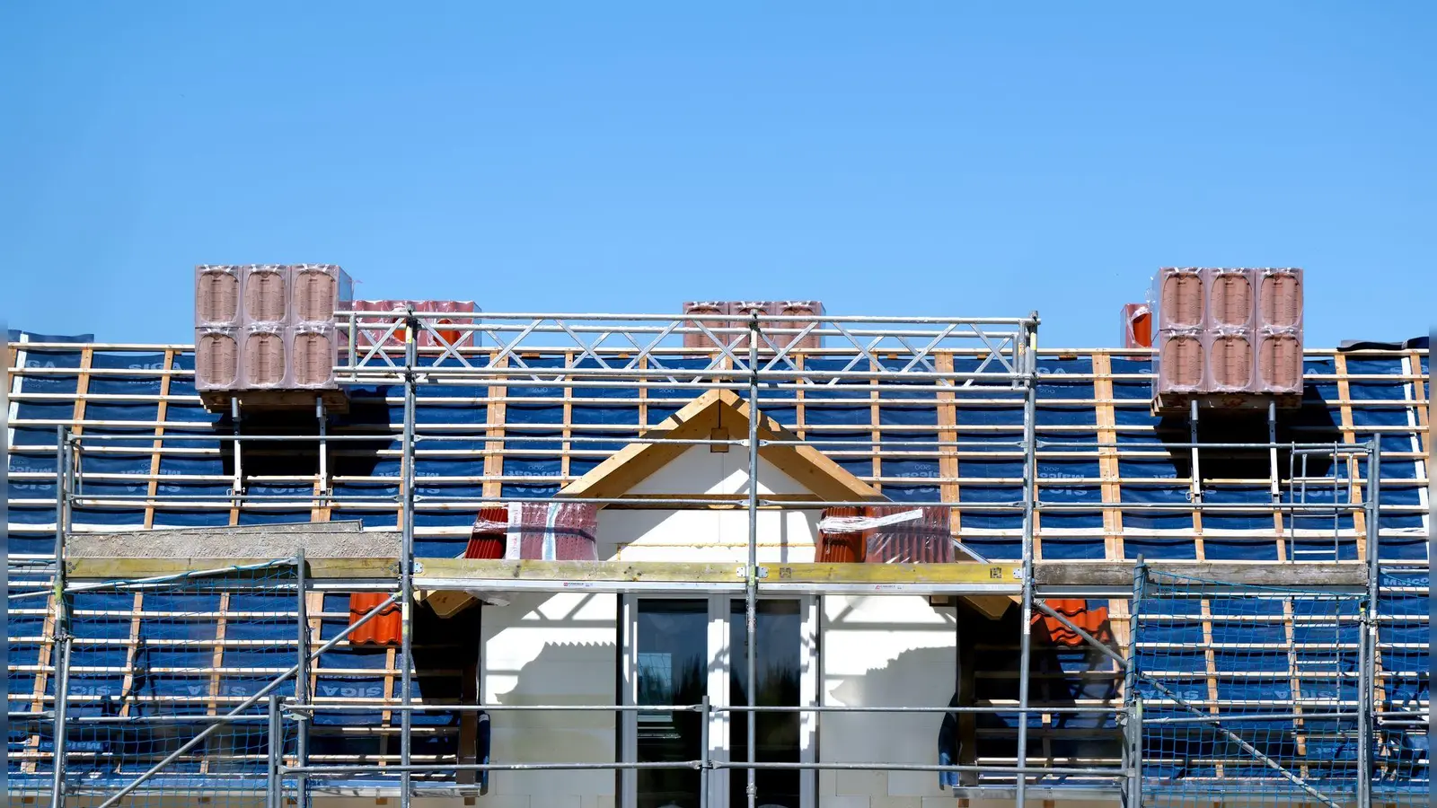 Der Eigenheimkauf ist vor allem in Bayerns Ballungsräumen für viele nahezu unbezahlbar. (Symbolbild) (Foto: Sven Hoppe/dpa)