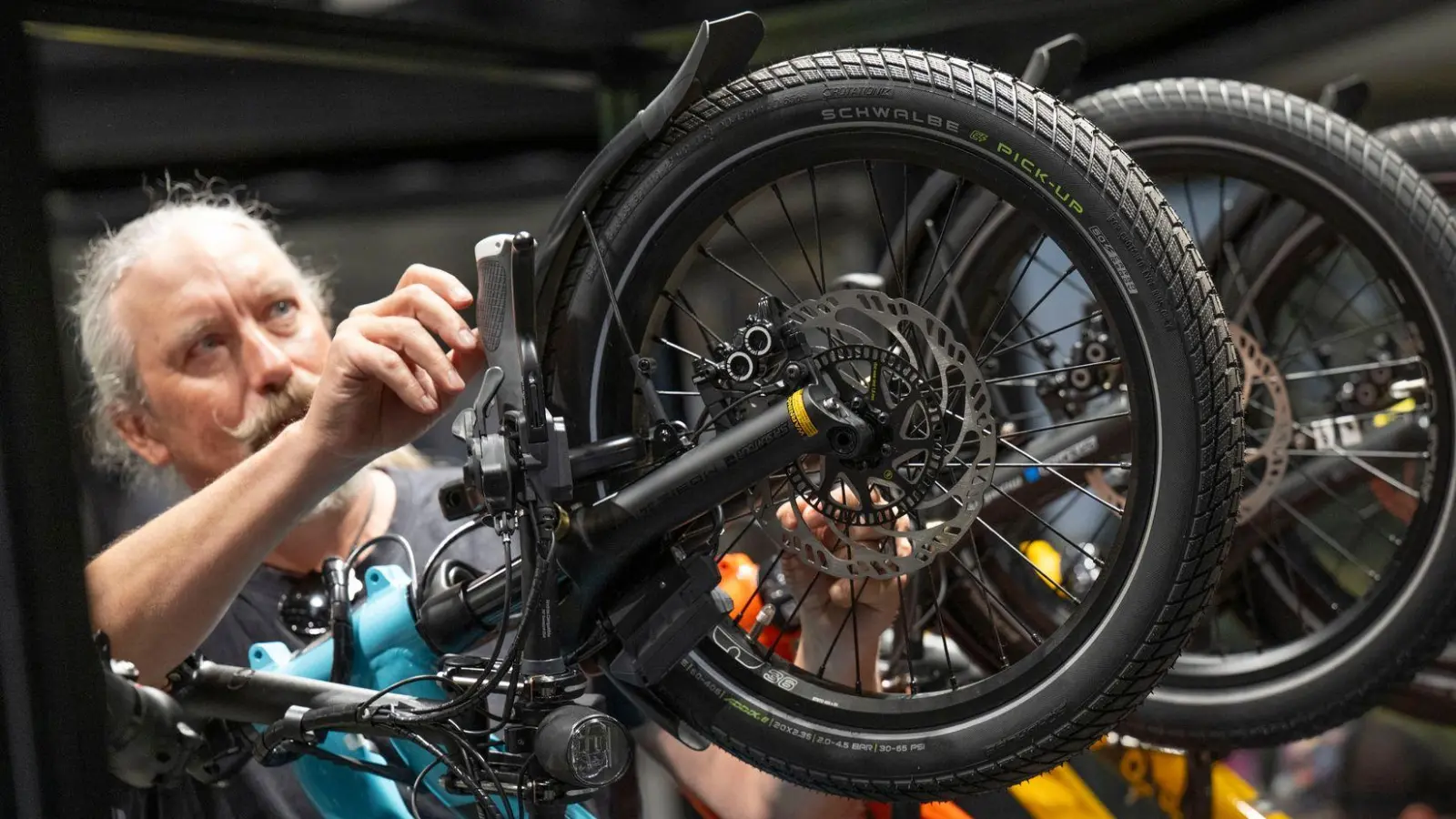 Bis einschließlich Sonntag (29. Juni) präsentieren auf der Messe Eurobike rund 1.500 Aussteller ihre Produkte, Innovationen und Weiterentwicklungen.  (Foto: Boris Roessler/dpa/dpa-tmn)