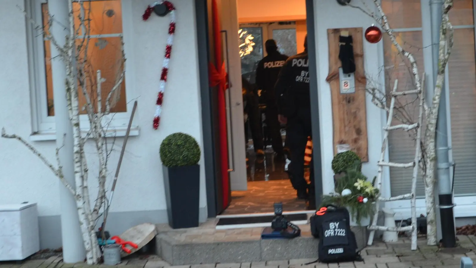 Hausdurchsuchung am Anwesen des früheren Tafel-Vorsitzenden am Donnerstagmorgen. (Foto: Christa Frühwald)