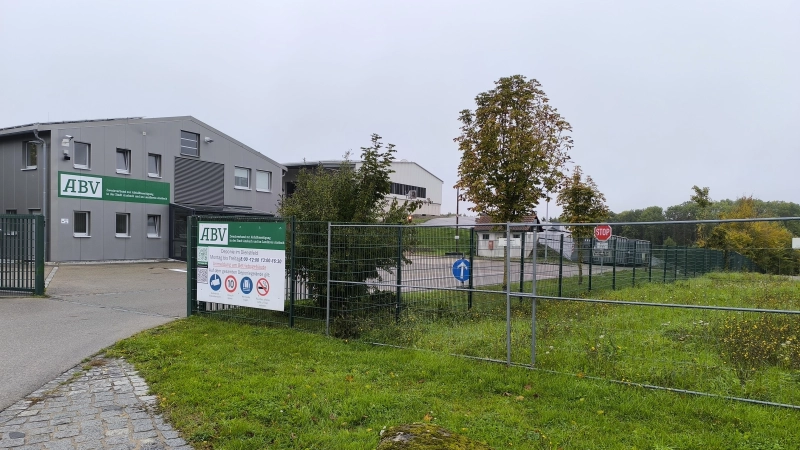 Das Sickerwasser aus der Deponie im Dienstfeld bei Aurach, die auch als Müllumladestation dient, wird künftig mit Aktivkohle vorgereinigt und in die Kläranlage geleitet.  (Archivbild: Thomas Schaller)
