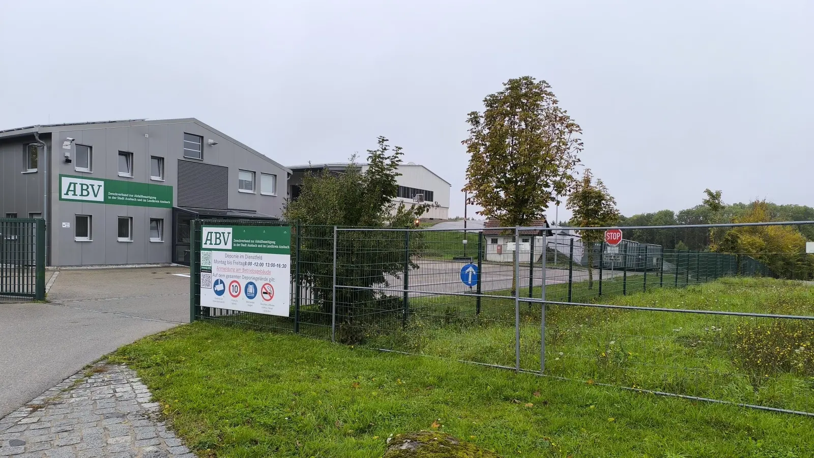 Das Sickerwasser aus der Deponie im Dienstfeld bei Aurach, die auch als Müllumladestation dient, wird künftig mit Aktivkohle vorgereinigt und in die Kläranlage geleitet.  (Archivbild: Thomas Schaller)
