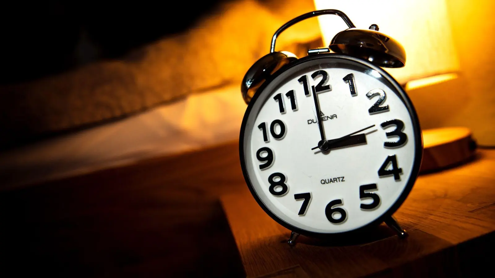 Am Ende der Sommerzeit wie Uhr wird um eine Stunde zurückgestellt. (Symbolbild) (Foto: Sina Schuldt/dpa)