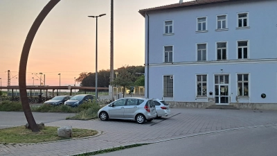 Die Städtebauförderung hat den klaren Wunsch geäußert, dass das ehemalige Bahnhofsgebäude, in das die Musikschule einziehen soll, nicht isoliert betrachtet wird. (Foto: Florian Schwab)