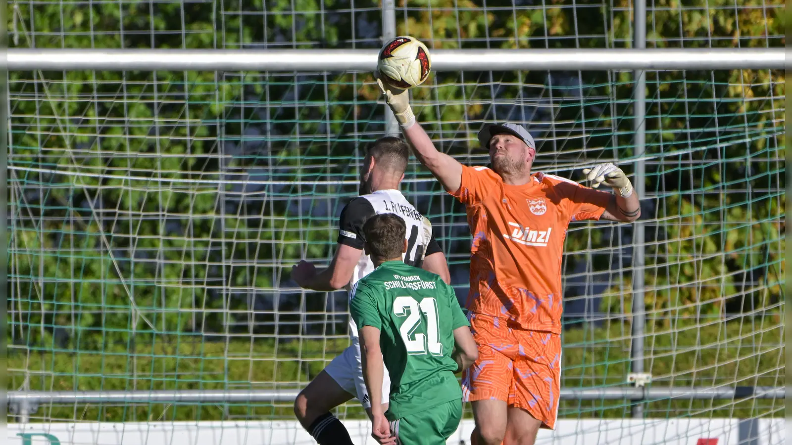 Daniel Schmidt, der Torwart des VfB Schillingsfürst klärt im letzten Moment gegen Uffenheims Jörg Bößendörfer (im weißen Trikot). Der VfB (vorne Noah Lanzendörfer) siegte mit 3:1. (Foto: Martin Rügner)